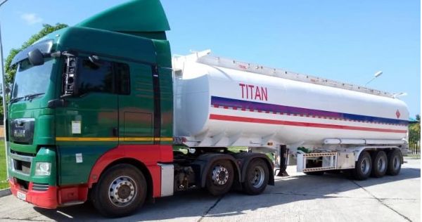 Bán xe đầu kéo chở xăng dầu Tri trục ở Zimbabwe