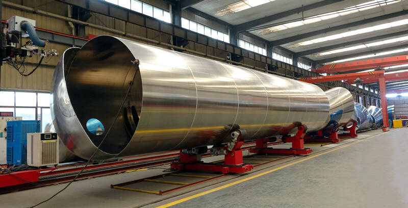 Nh&agrave; m&aacute;y xe đầu k&eacute;o chở nhi&ecirc;n liệu TITAN