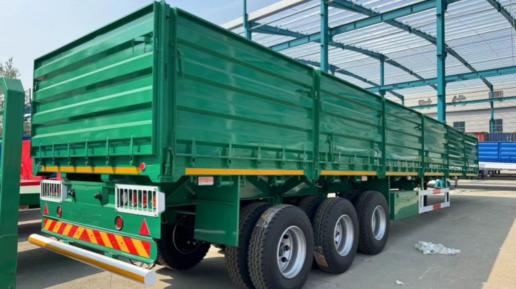 Xe k&eacute;o 3 trục 60 tấn thả b&ecirc;n h&ocirc;ng để b&aacute;n tại cảng VNHPH